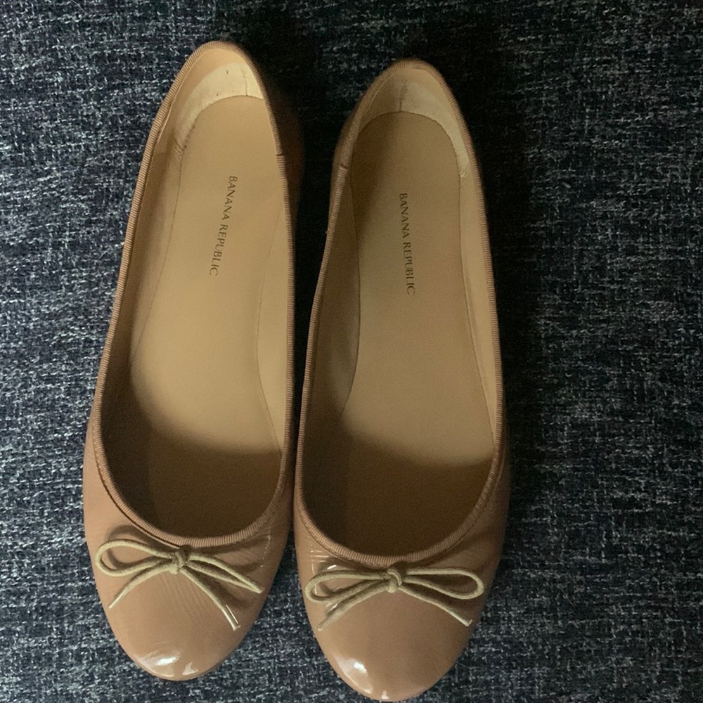 Banana Republic Flats. Tan-Patton Has a lace tie on front. 81/2 M Great Cond!
